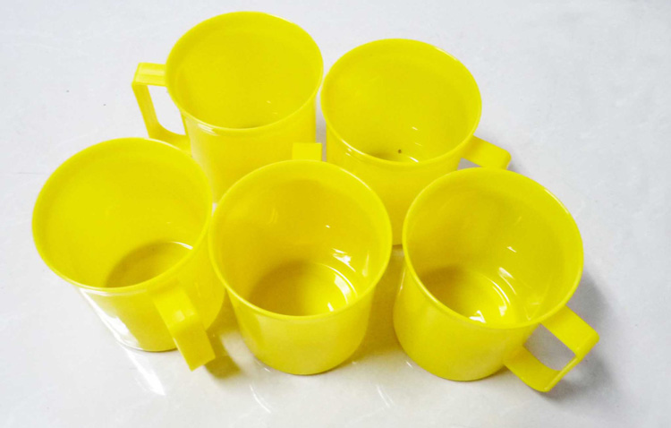 塑料杯子